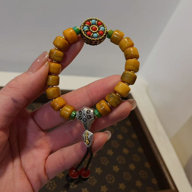 Braccialetti Nepal abbinati al - Women Accessories Nepal recensione e prezzo